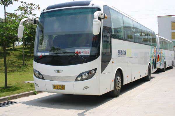 鴻鳴巴士告訴您大巴租賃和企業(yè)班車(chē)的安全保障